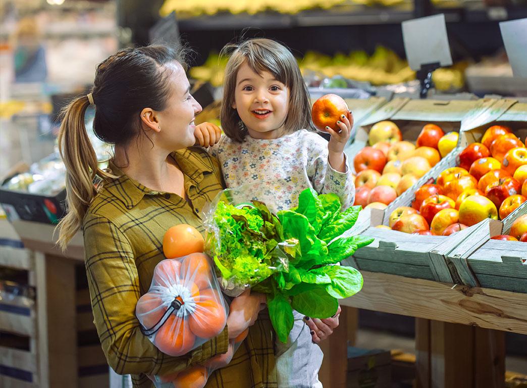 MADRE E HIJA COMPRANDO EN EL SUPERMERCADO